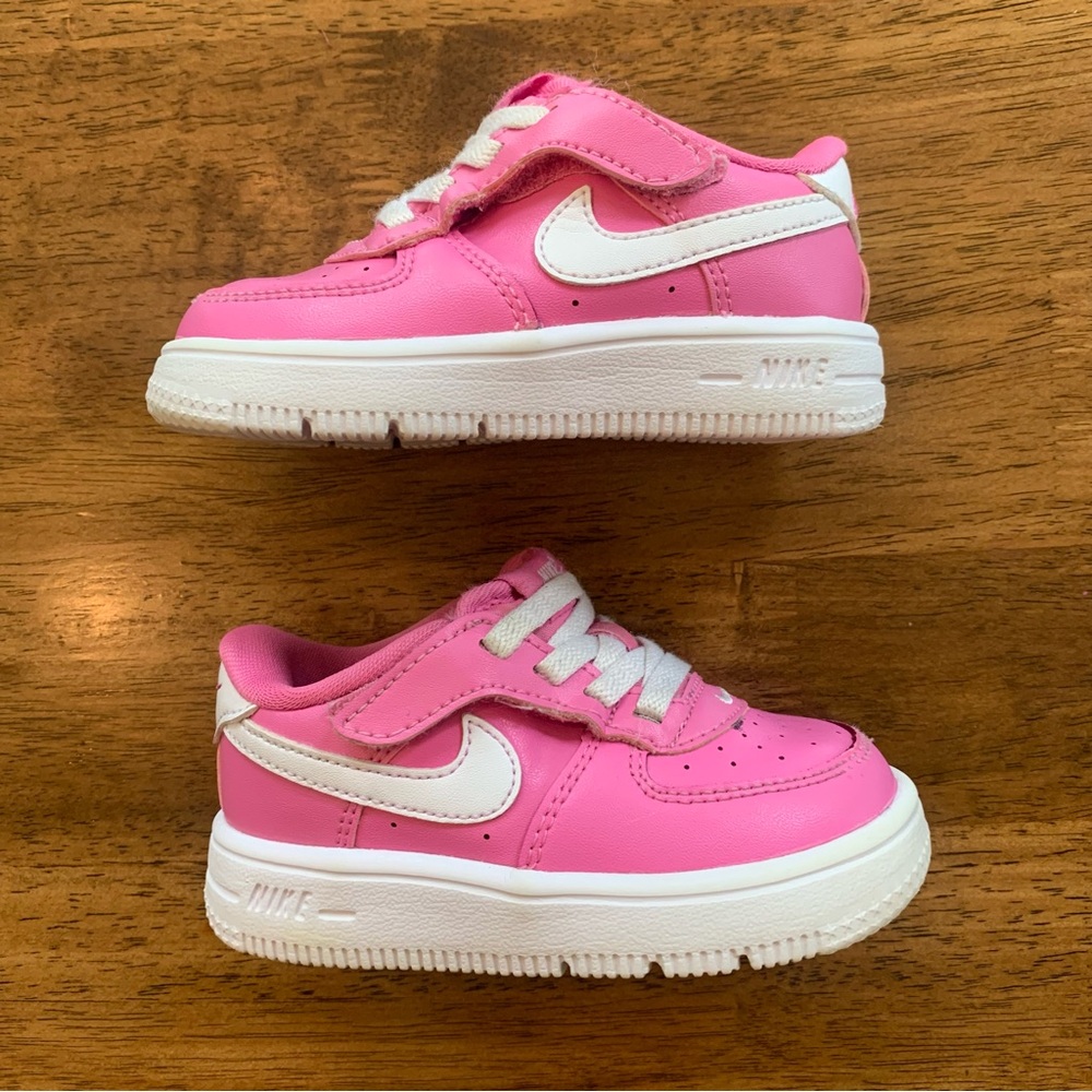 Nike Little Girls’ Pink Sneakers (Size 6C)